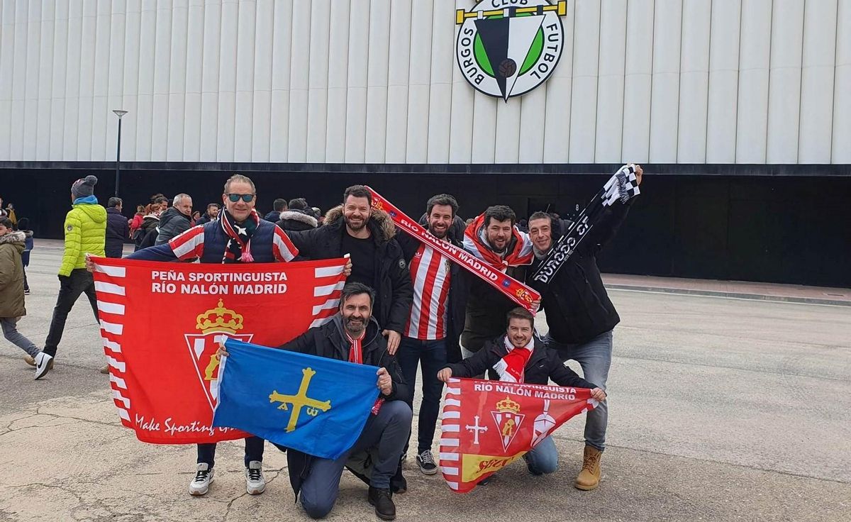 Miguel del Río, con la bandera de Asturias, durante el desplazamiento del Sporting a Burgos.