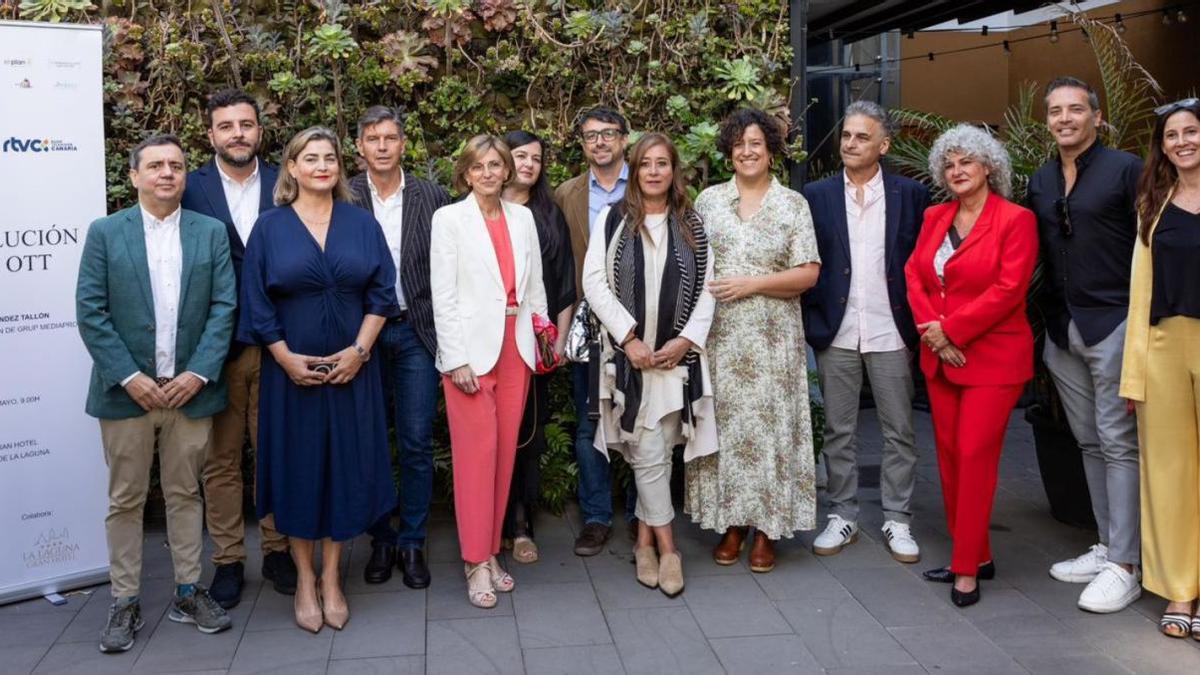 Foto de familia tras la conferencia con la experta María del Carmen Fernández Tallón (quinta por la izquierda), celebrado en La Laguna Gran Hotel. | | LP/DLP