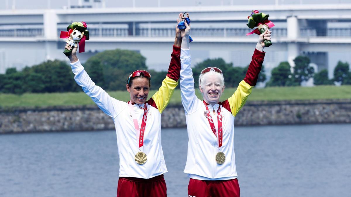 &lt;p&gt;Susana Rodríguez (d), junto a su guía Sara Loehr, reciben su medalla de oro en Tokio.&lt;/p&gt;