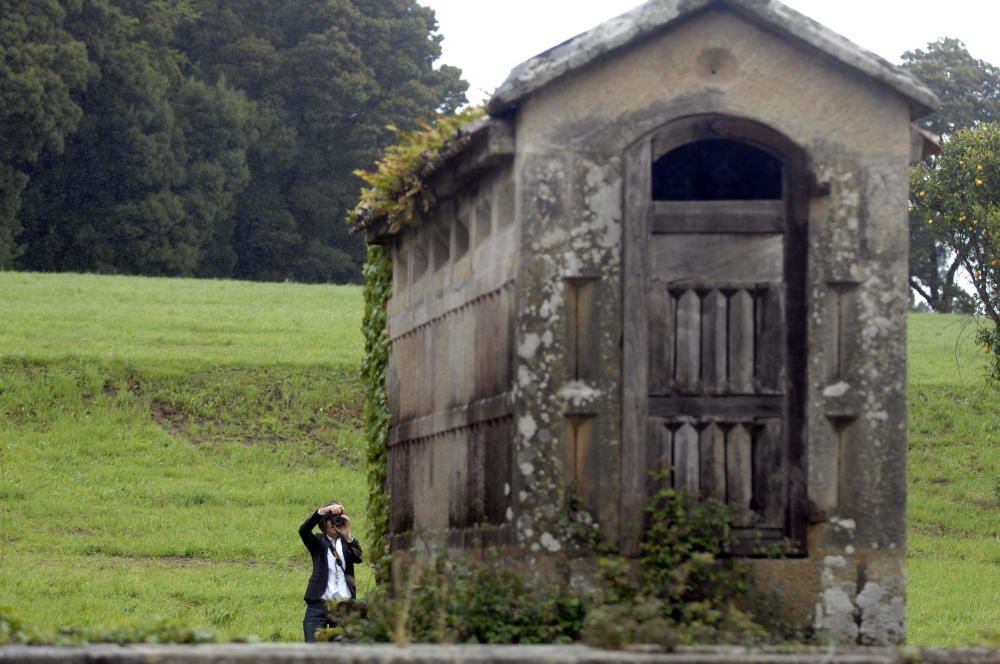 Un paseo por las estancias del inmueble donde el Franco y su familia pasaban los veranos. Ahora, los descendientes del dictador han puesto a la venta la fortificación por 8 millones de euros