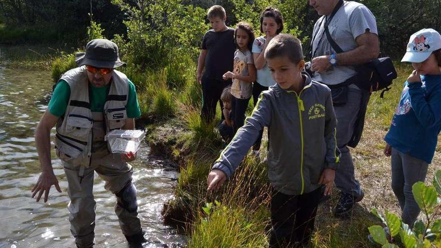 Un grupo de niños conoce la fauna del Lago y entorno aleccionados por expertos de la Universidad salmantina.