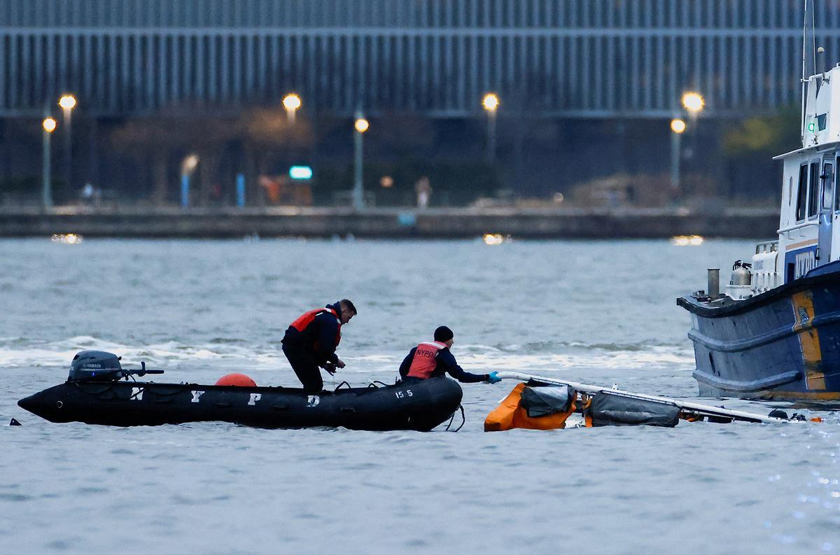 Cinco turistas catalanes y el piloto mueren al caer un helicóptero en el río Hudson de Nueva York