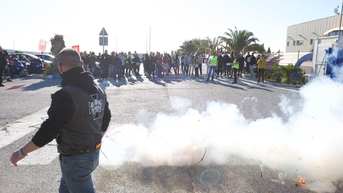 La concentración de los trabajadores ante las instalaciones de la empresa.