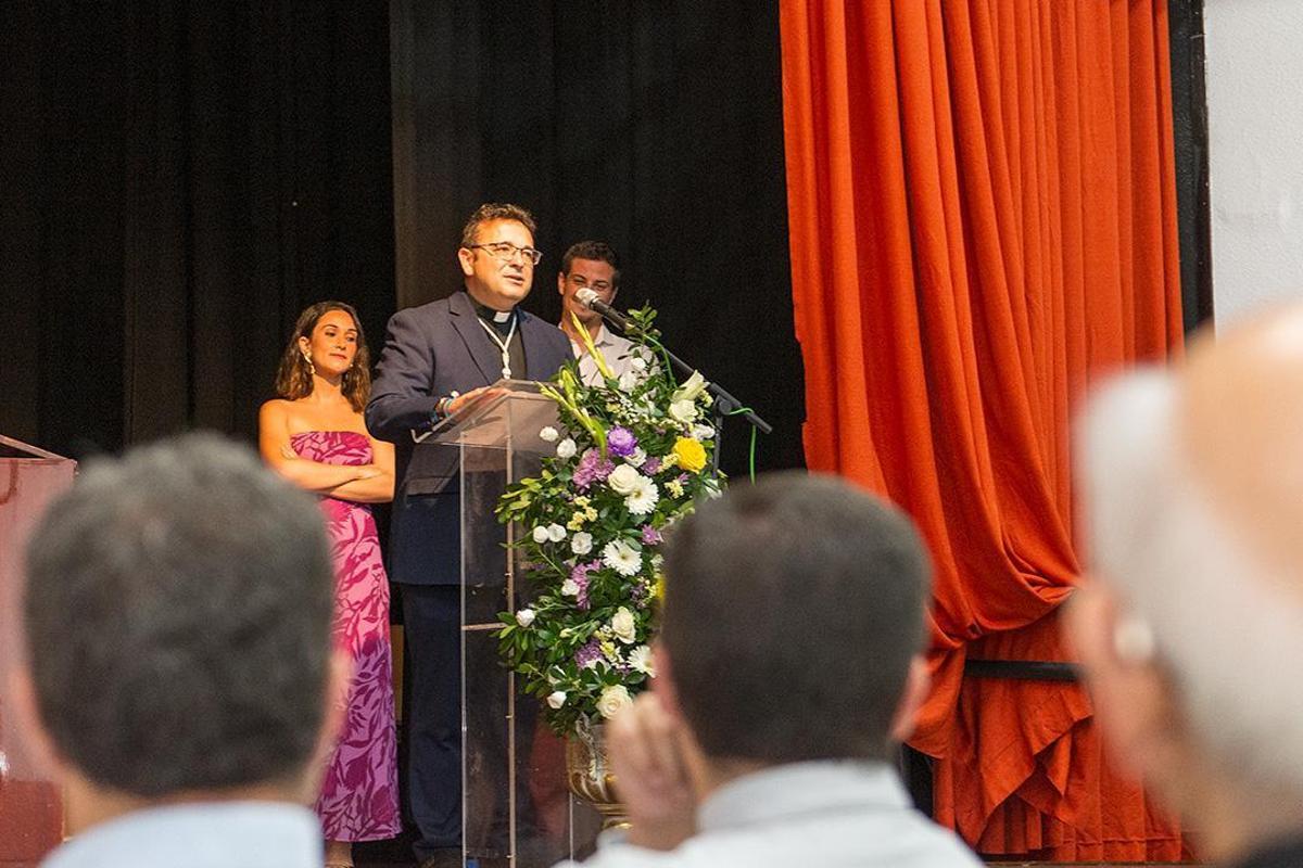 Presentación en Alcuéscar el cartel de la Coronación Canónica de la Virgen del Rosario
