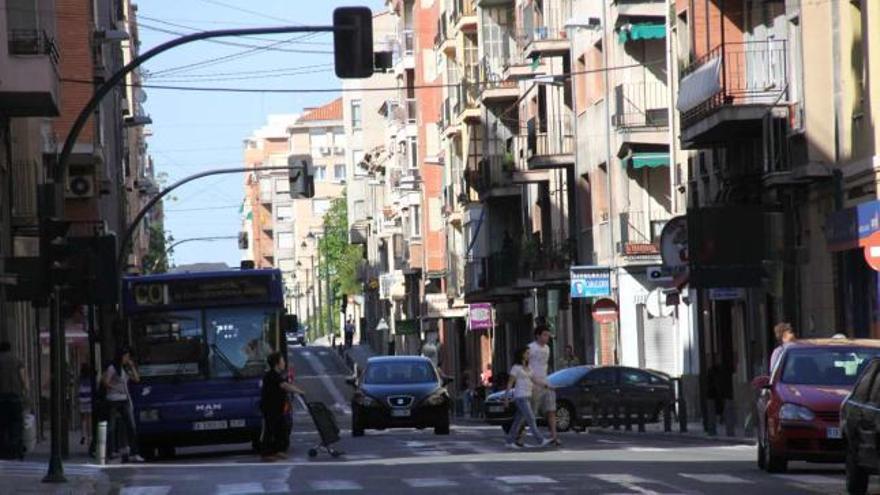 La calle Entenza ha estado soportando el tráfico tanto interno como de la carretera N-340 durante 22 años.