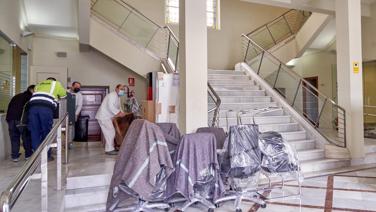 Los operarios preparan todo el mobiliario para tener las dependencias a punto para su inauguración el próximo martes.