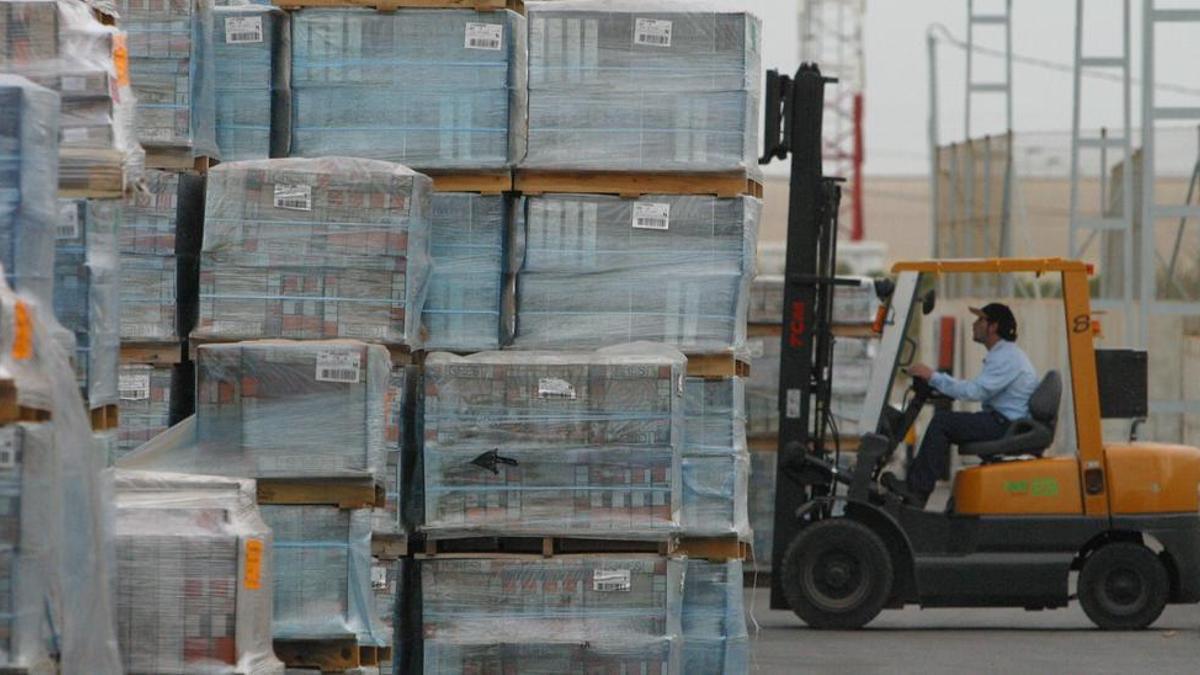 Imagen correspondiente a la carga de productos cerámicos en una empresa de Castellón.