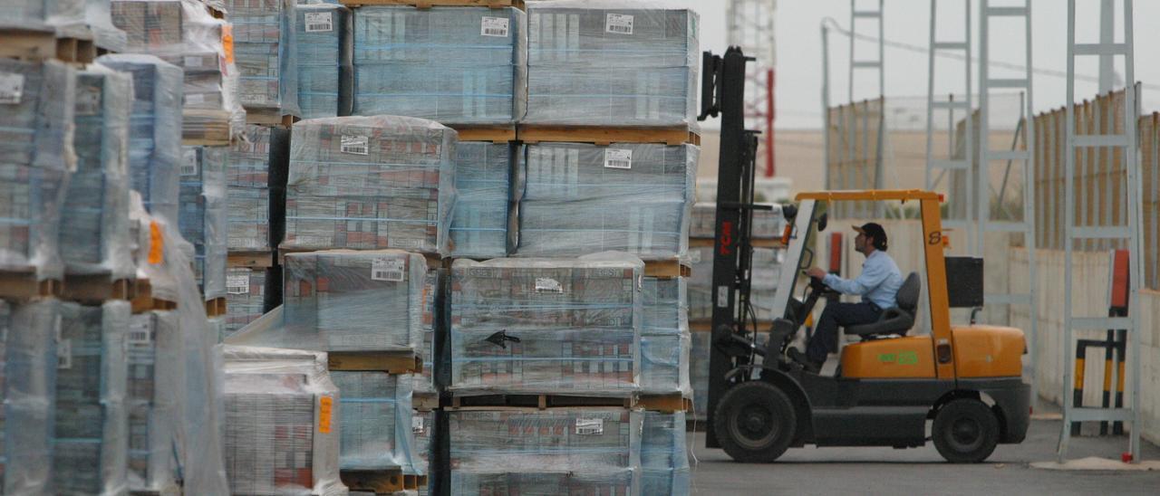 Imagen correspondiente a la carga de productos cerámicos en una empresa de Castellón.