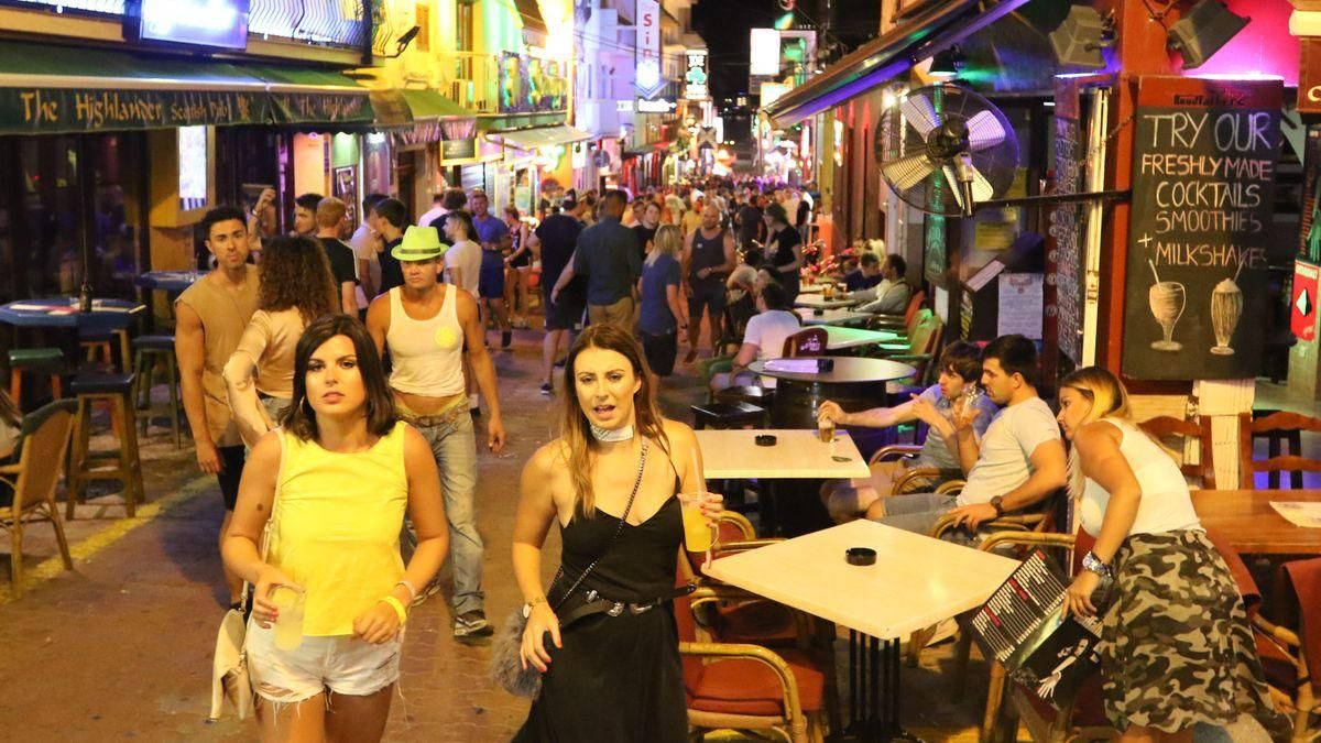 Tourists in the West End of Sant Antoni, in a file image. Tourists in the West End of Sant Antoni, in a file image.