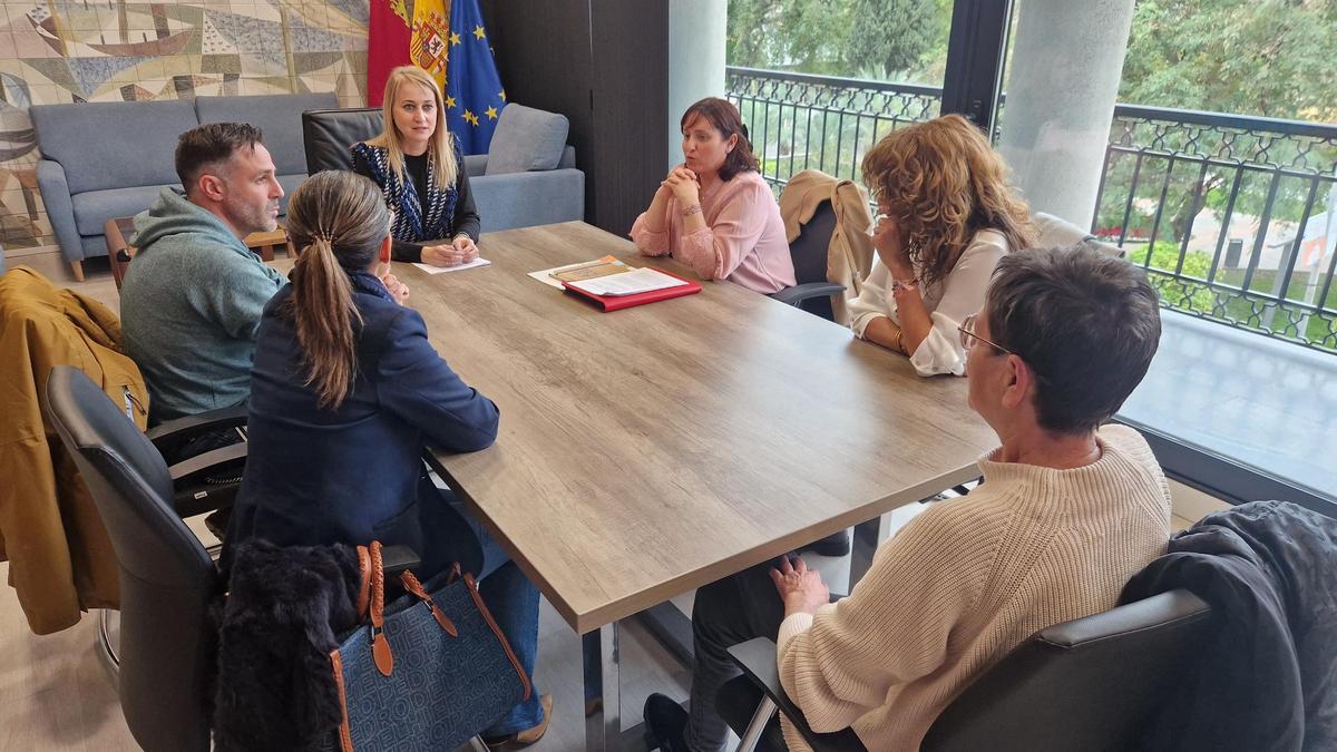 Mariola Guevara, durante la reunión con sanitarios afectados por los cambios en el Rafael Méndez de Lorca