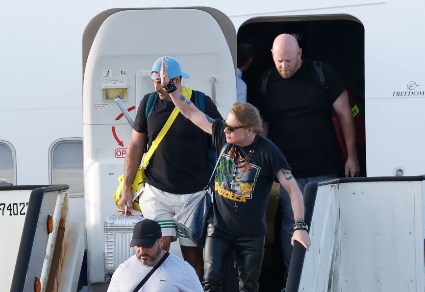 Guns N' Roses llega a Vigo y desata la locura de varios seguidores que les esperaban en Peinador