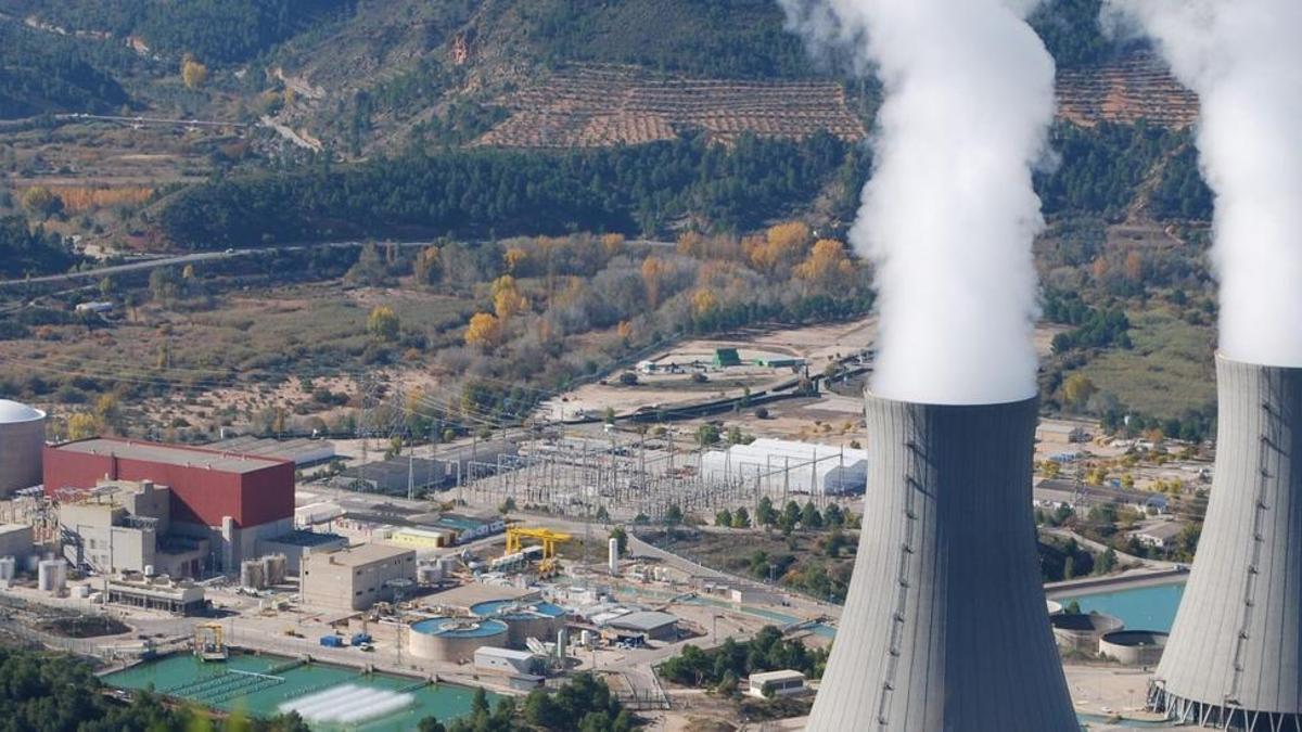 Imagen aérea de la central nuclear de Cofrentes con el reactor a la izquierda y las torres de refrigeración a la derecha.