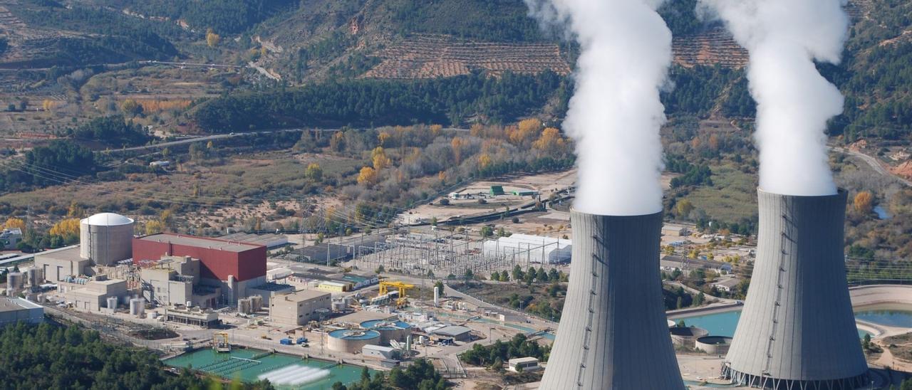 Imagen aérea de la central nuclear de Cofrentes con el reactor a la izquierda y las torres de refrigeración a la derecha.