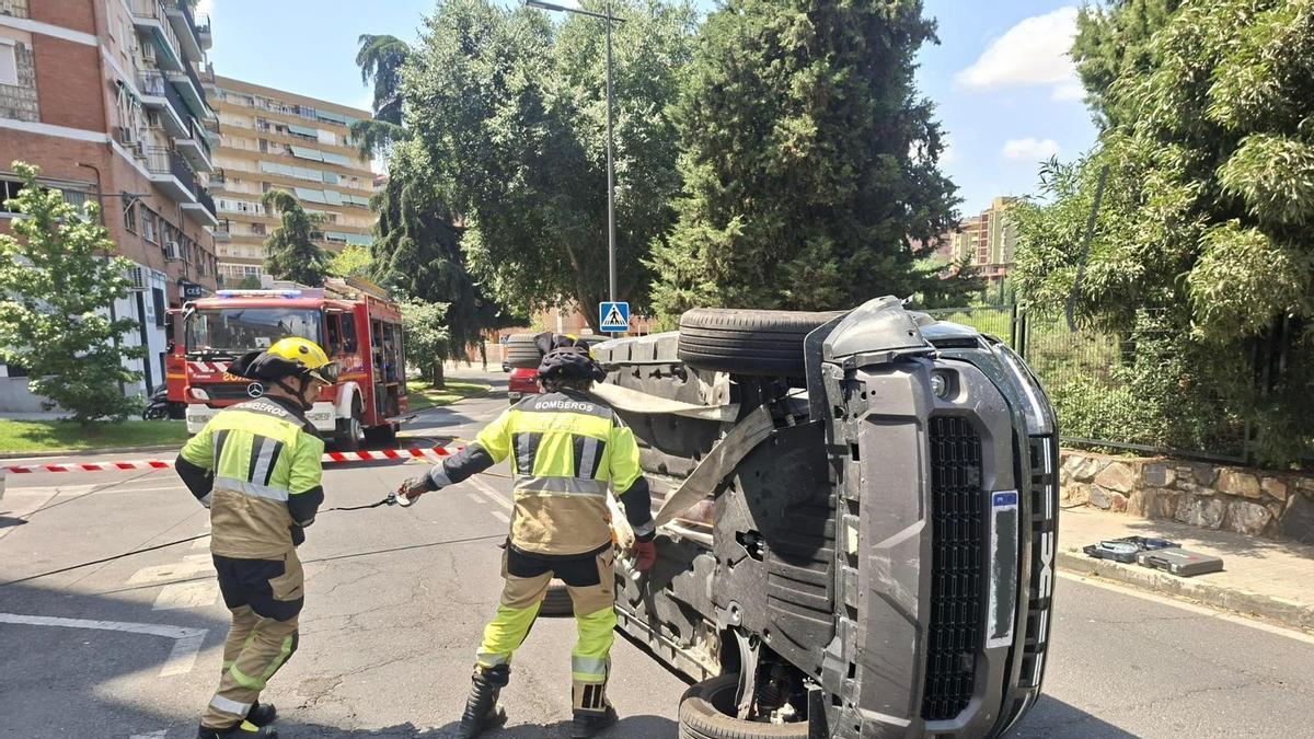 El vuelco de un coche en la calle Viena de Cáceres.