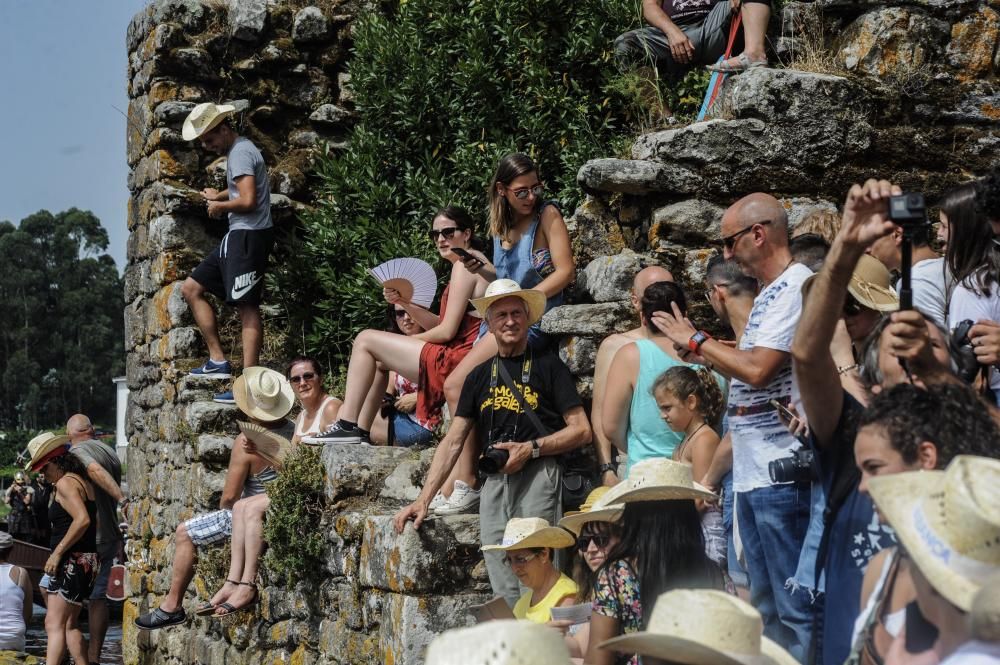 Las hordas vikingas desembarcan con sus armas y sus gritos de guerra en Catoira ante 30.000 personas.