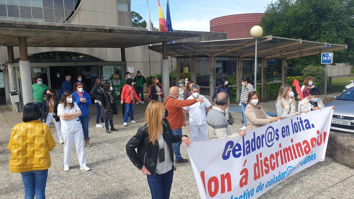 Otro momento de la concentración de celadores en la explanada del Hospital do Salnés