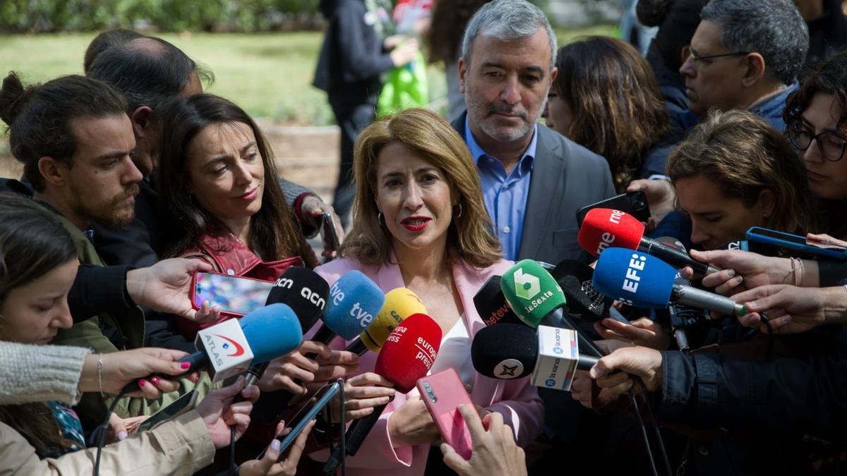 La ministra Raquel Sánchez en declaraciones a los periodistas en Barcelona, a viernes 14 de abril de 2023, en Barcelona, Catalunya (España)