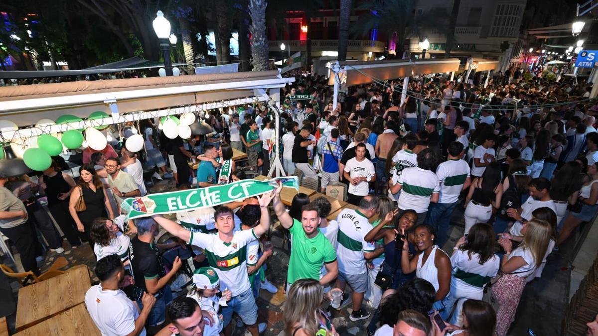 Así vive la afición del Elche CF el partido de la permanencia