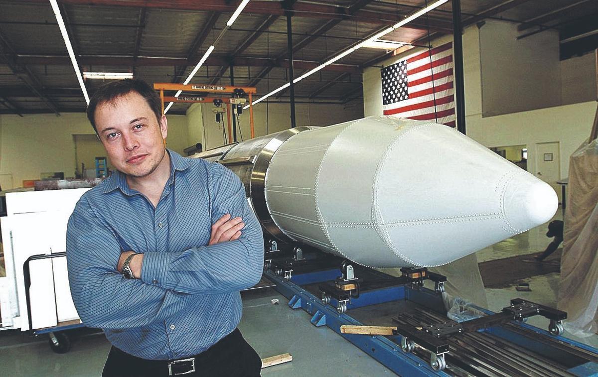 El empresario, obsesionado  con Marte y la carrera  espacial,  posa junto a un  cohete en Los Ángeles  en 2004.