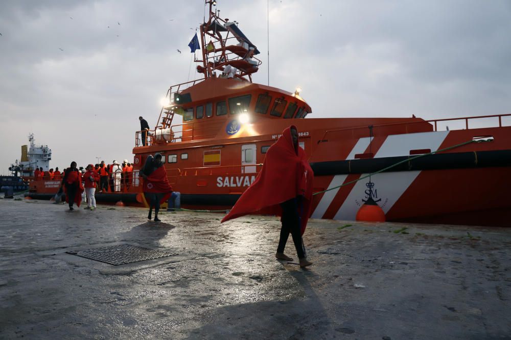 Llegan al puerto de Málaga 148 personas ...