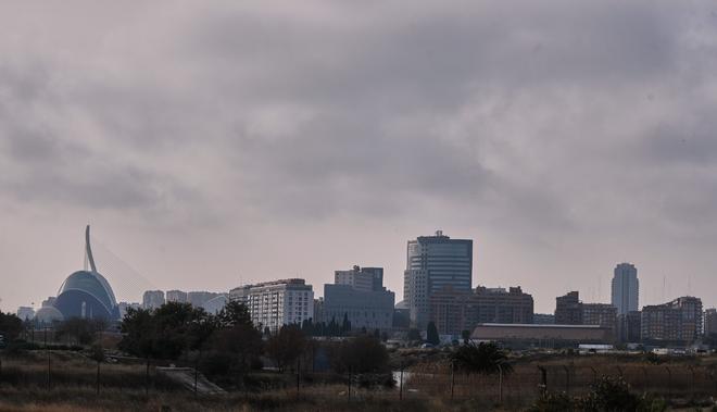 El polvo sahariano tiñe el cielo de València