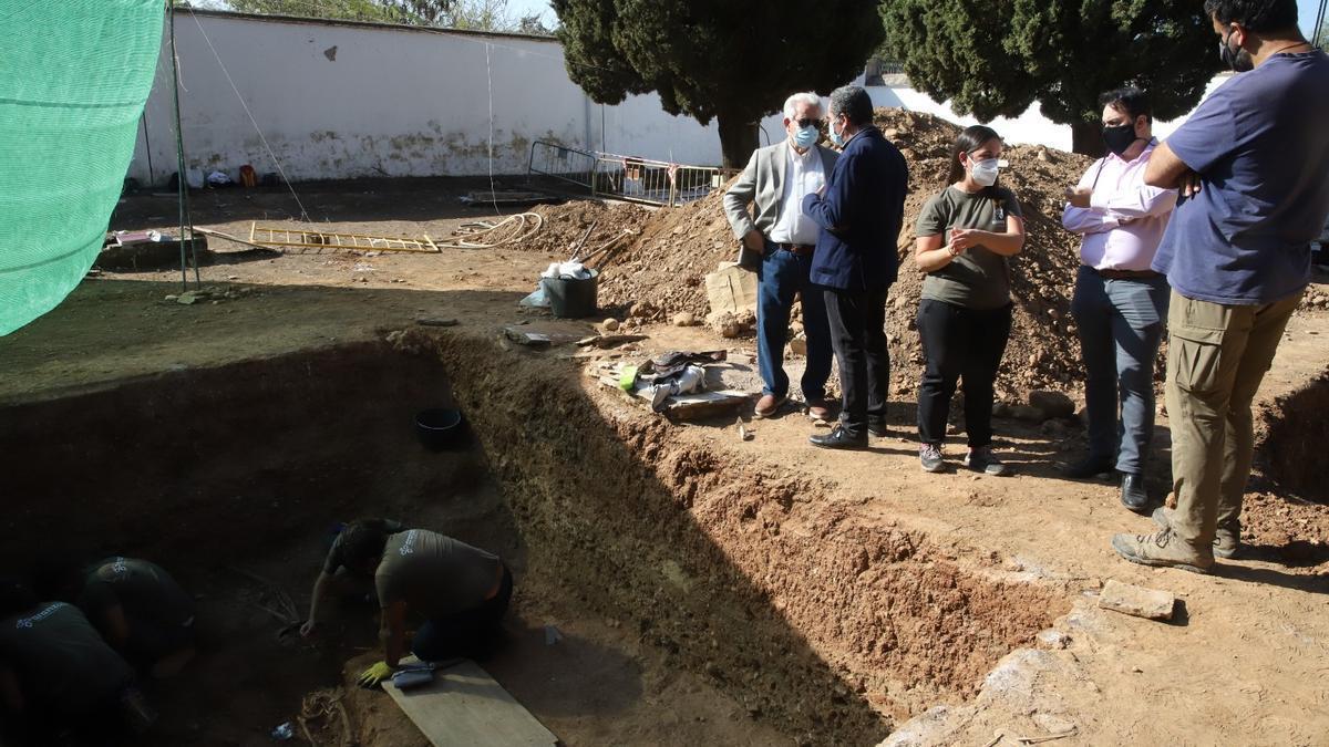 Trabajos en una fosa de represaliados por el franquismo en Córdoba.