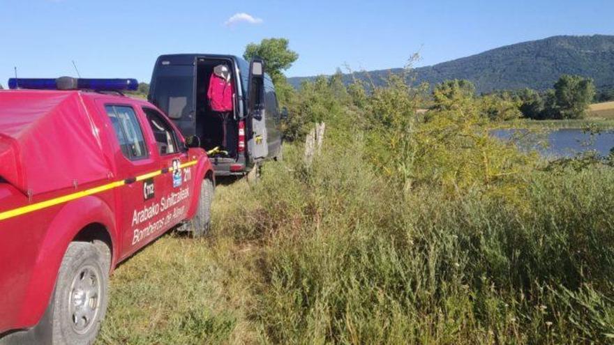 Los bomberos acuden al pantano.