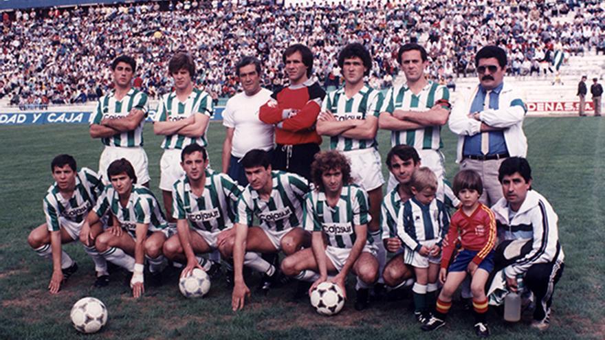 Una formación del Córdoba CF en la temporada 84-85, en la que jugó en Tercera División.