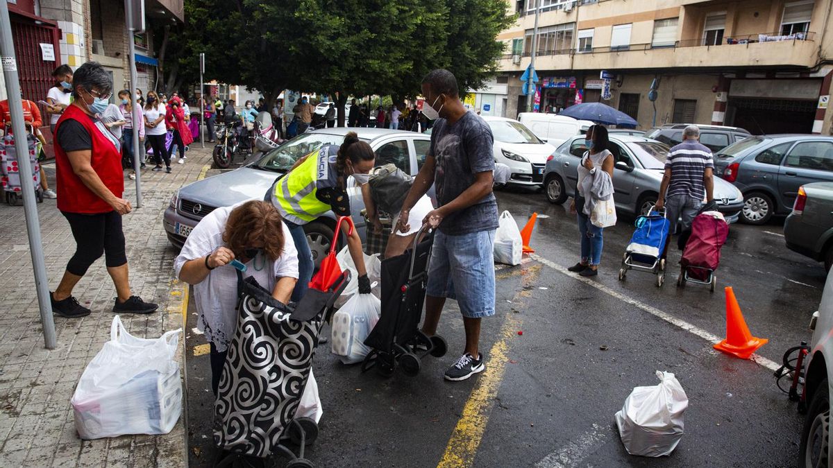 Personas haciendo fila en las llamadas &#039;colas del hambre&#039; para conseguir comida durante los meses de confinamiento de 2020.