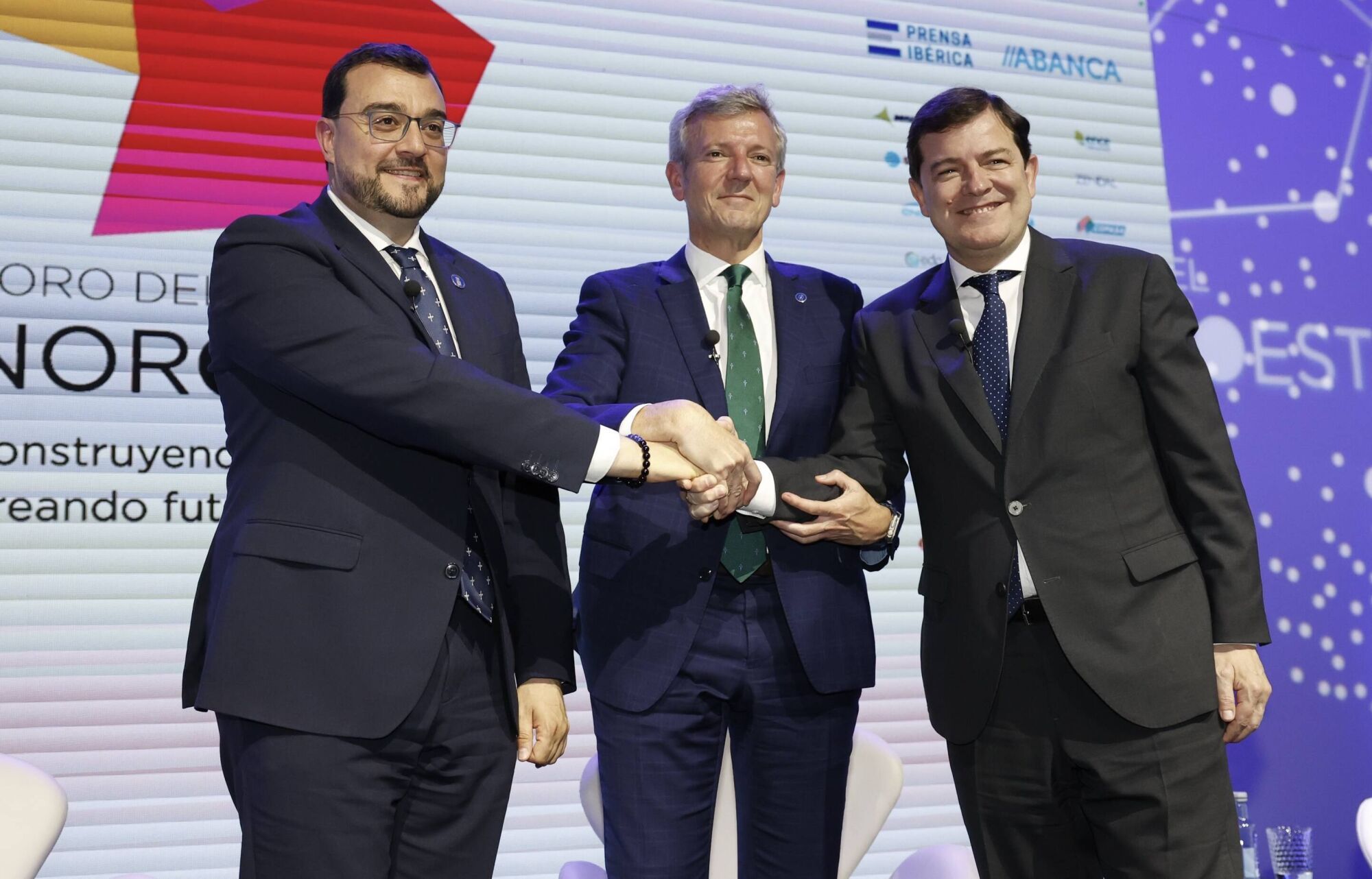 El apretón de manos entre los tres presidentes autonómicos (Galicia, Asturias y Castilla y León) que participan en el Foro del Noroeste. 