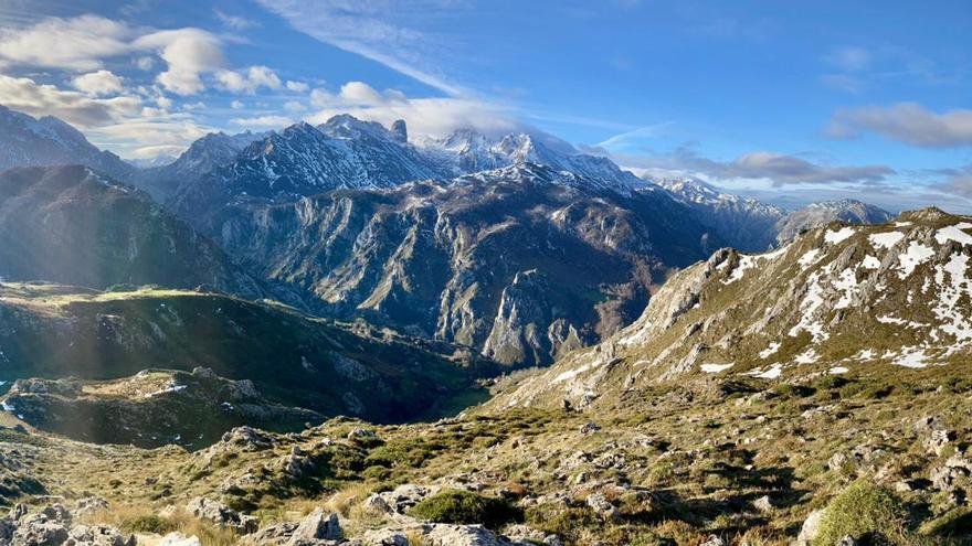 Los Picos de Europa, apenas nevados a unas horas del invierno: al fondo, el Pico Urriellu, desde Portudera.