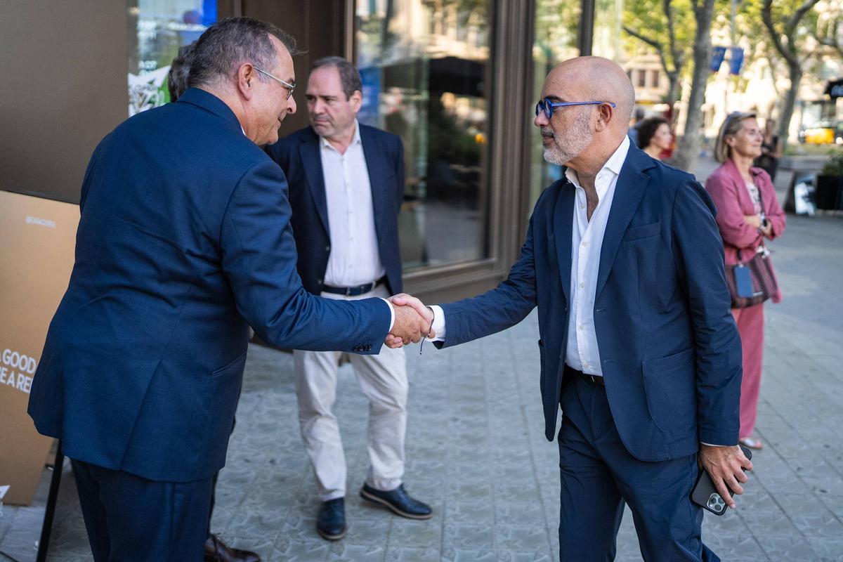 El presidente del Gobierno de Aragón, Jorge Azcón, y Albert Sáez, director de Contenidos de Prensa Ibérica, participan en un encuentro del ciclo Afterwork celebrado en Barcelona