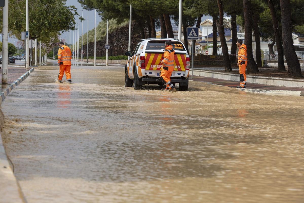 Voluntarios de Protección Civil de Los Alcázares, en una calle anegada de la localidad.