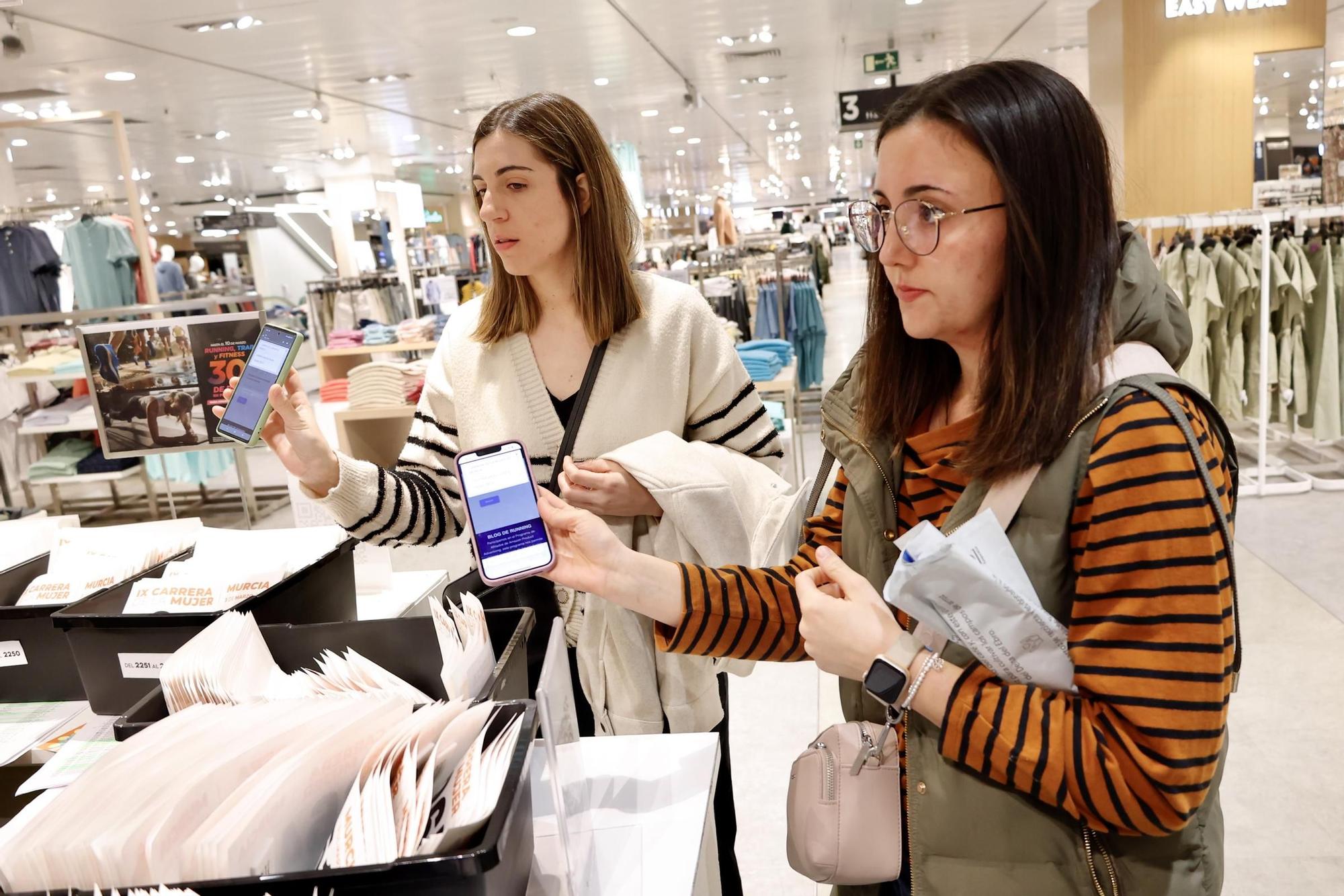 Las imágenes de la entrega de dorsales de la Carrera de la Mujer 2024