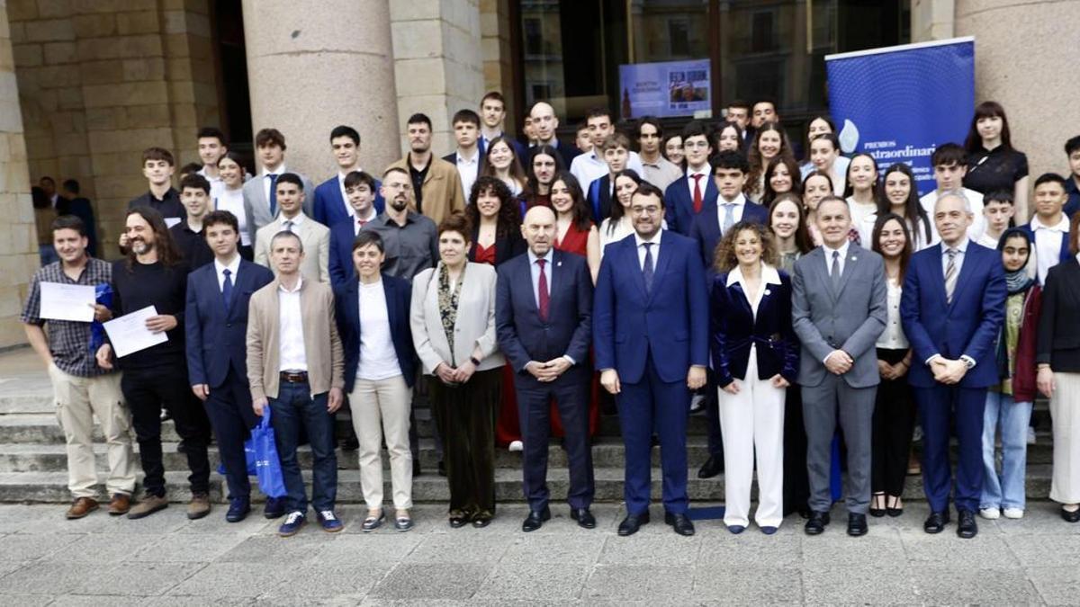 Entrega de los "Premios extraordinarios" de Educación en el teatro de la Laboral