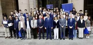 Entrega de los "Premios extraordinarios" de Educación en el teatro de la Laboral