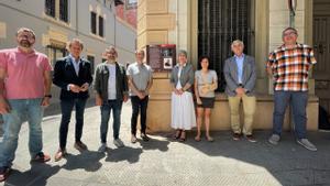 La consellera de Justícia, Lourdes Ciuró, acompañada de representantes municipales junto a la placa de la antigua calle Francesc Macià.