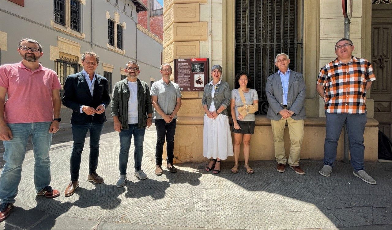 La consellera de Justícia, Lourdes Ciuró, acompañada de representantes municipales junto a la placa de la antigua calle Francesc Macià.