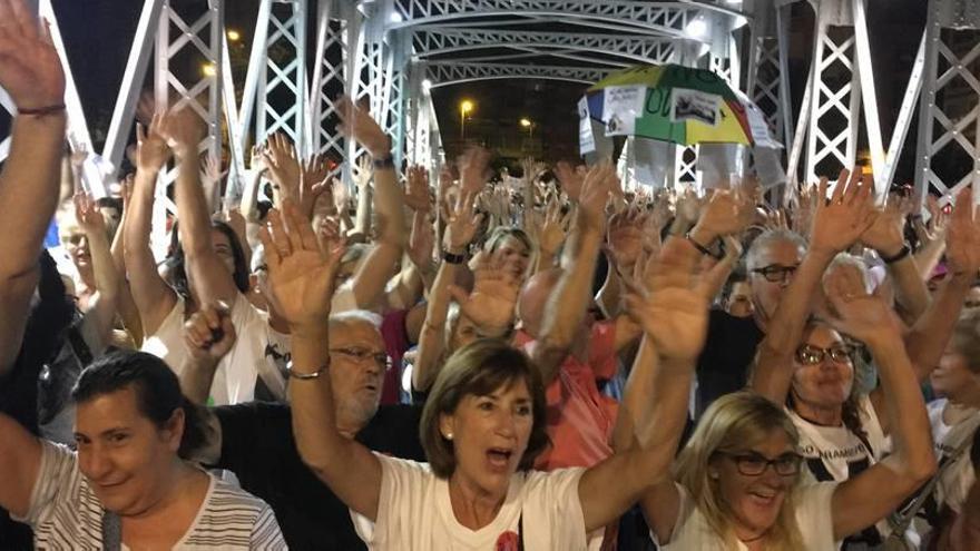 Los vecinos hicieron una sentada de protesta en el Puente de Hierro.