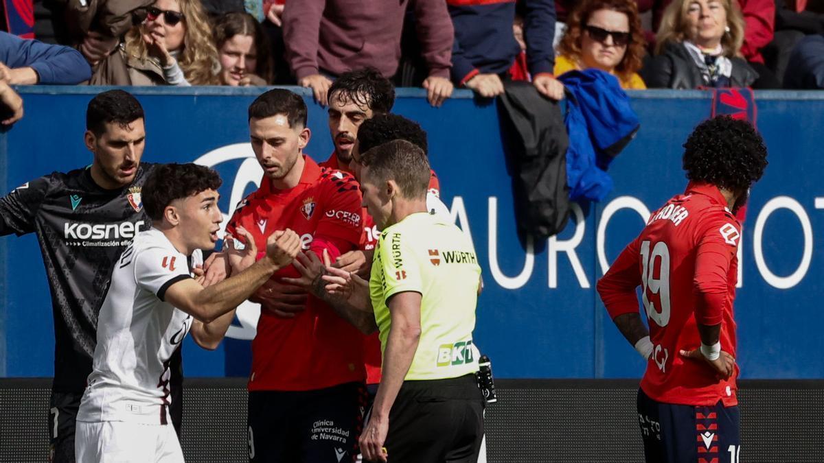 Jan Virgili protesta a Hernández Hernández después de que el árbitro le mostrase la roja.