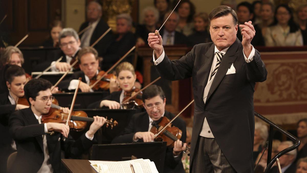 Christian Thielemann dirige a la Filarmónica de Viena en el Concierto de Año Nuevo en el Musikverein.