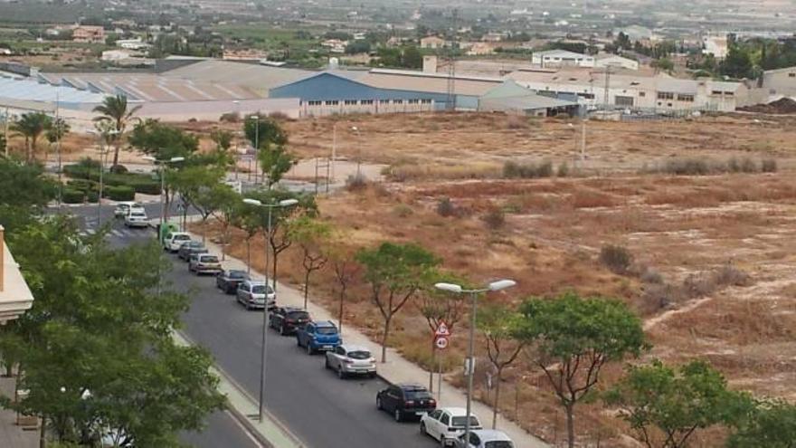 El solar del futuro centro de salud de Aspe en una imagen desde la avenida Juan Carlos I .