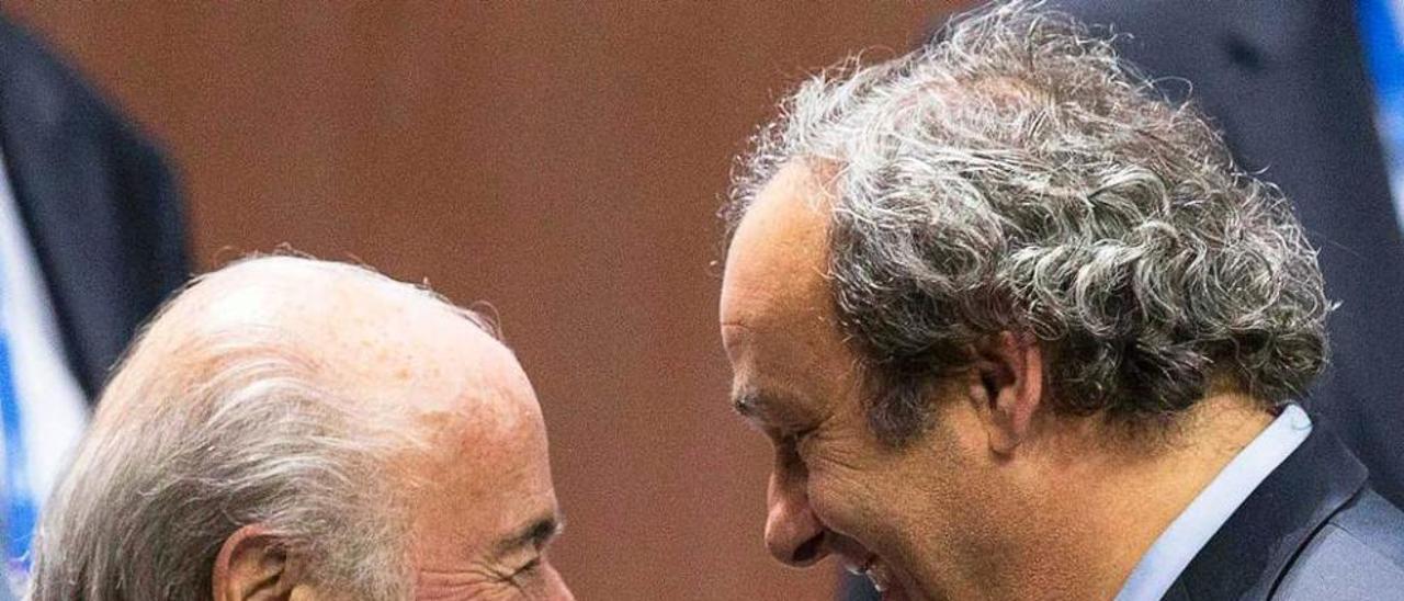 Platini felicita a Blatter tras su reelección al frente de la FIFA el pasado mayo.