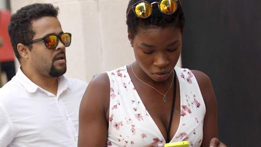 María José Abeng, ayer en la recogida del niño en Valencia.