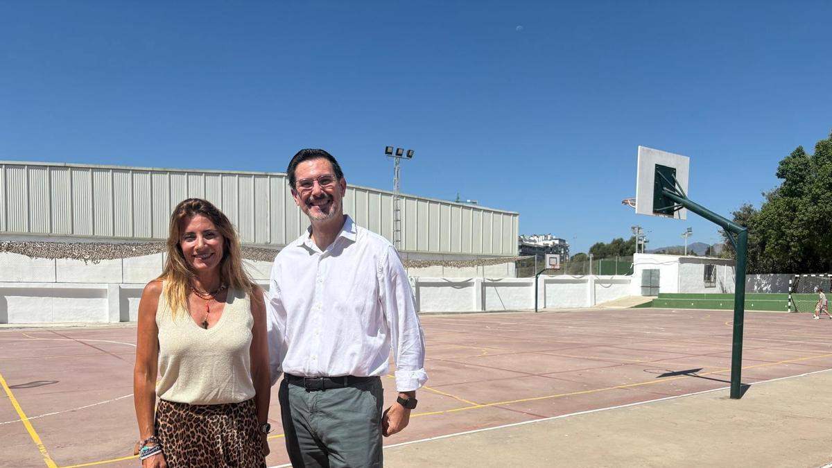 La alcaldesa de Mijas, Ana Mata, y el edil de Educación, Juan José Torres.