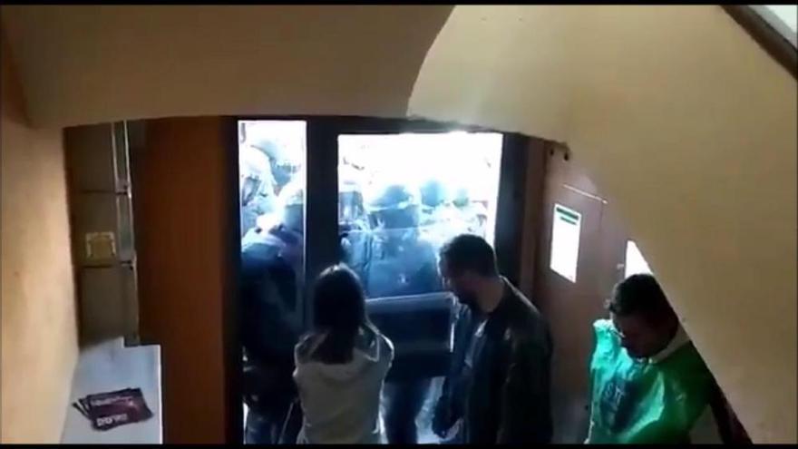 Els Mossos entren a un pis de Manresa per desnonar una família mentre intentava sortir-ne una menor