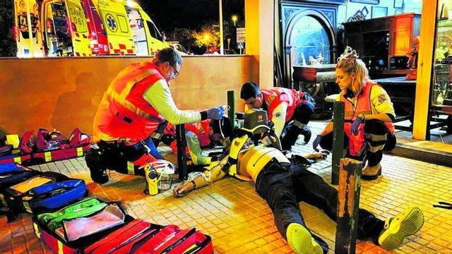 Una imagen de archivo de un equipo del 061 atendiendo una emergencia sanitaria. | 061