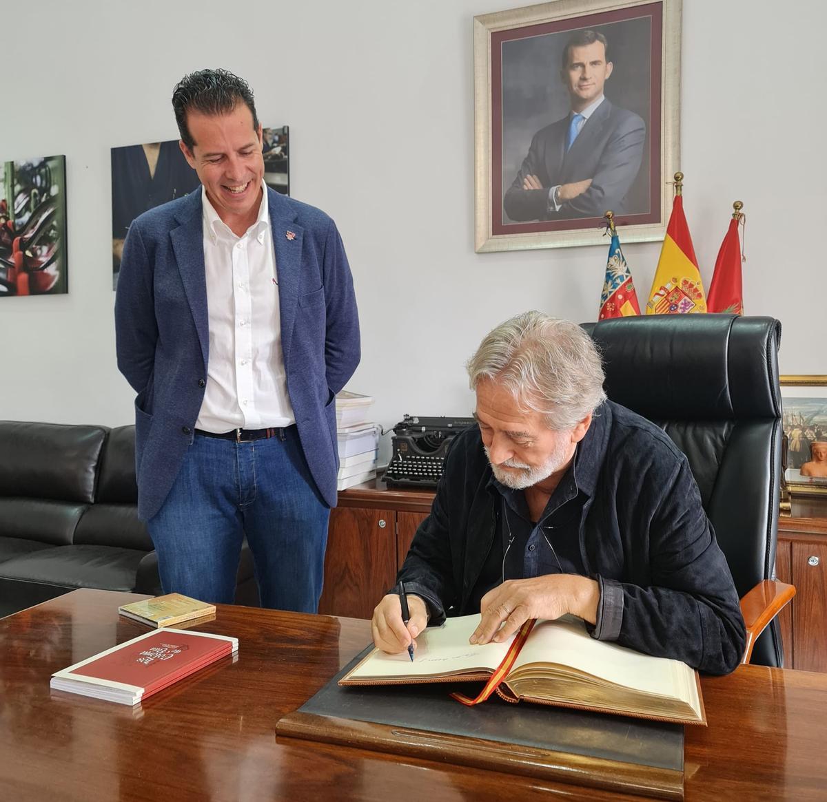 Jordi Savall firmando en el Libro de Honor de Elda en presencia del alcalde Rubén Alfaro.