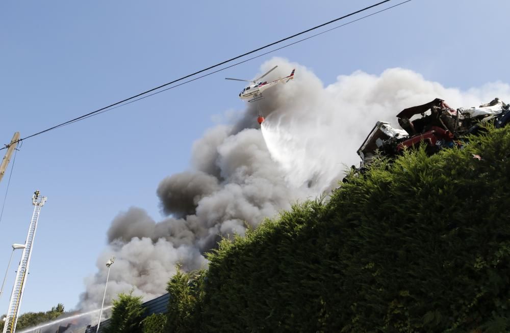 El fuego se ha registrado en una nave dedicada al reciclaje de residuos