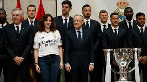 Ayuso se puso la camiseta del Madrid durante la celebración por el título de LaLiga